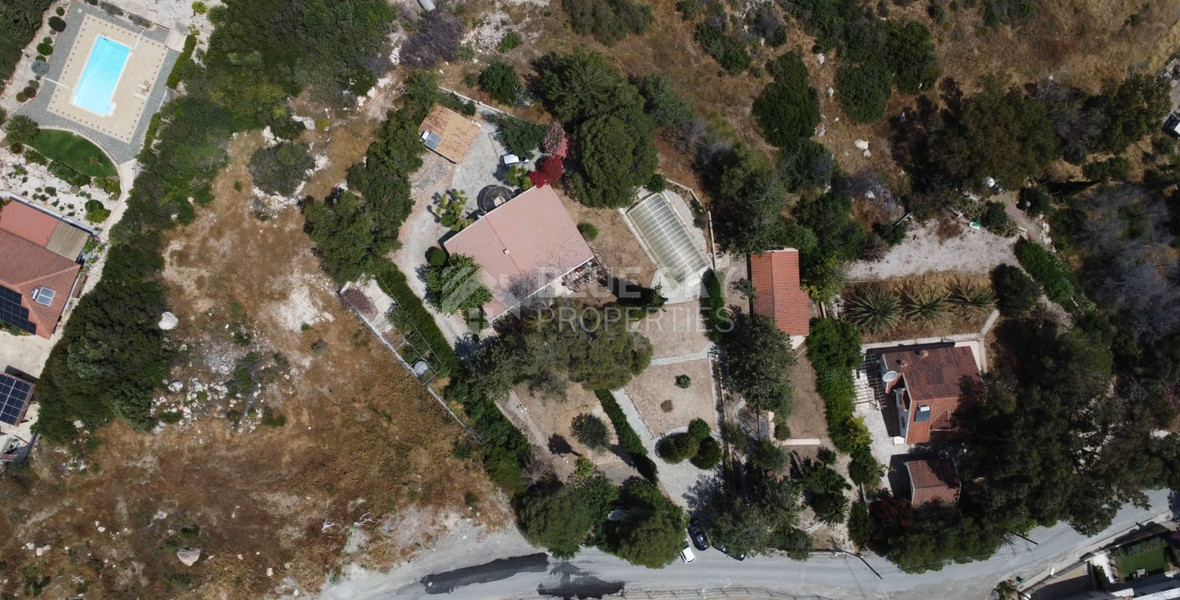 Exquisite Estate with 3,000m² of Land, Guest House & Mountain Views: A Hidden Oasis with Exceptional Potential