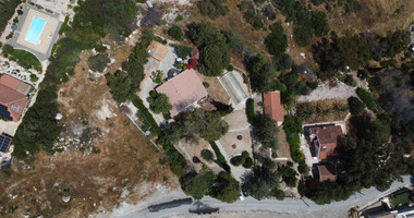 Exquisite Estate with 3,000m² of Land, Guest House & Mountain Views: A Hidden Oasis with Exceptional Potential