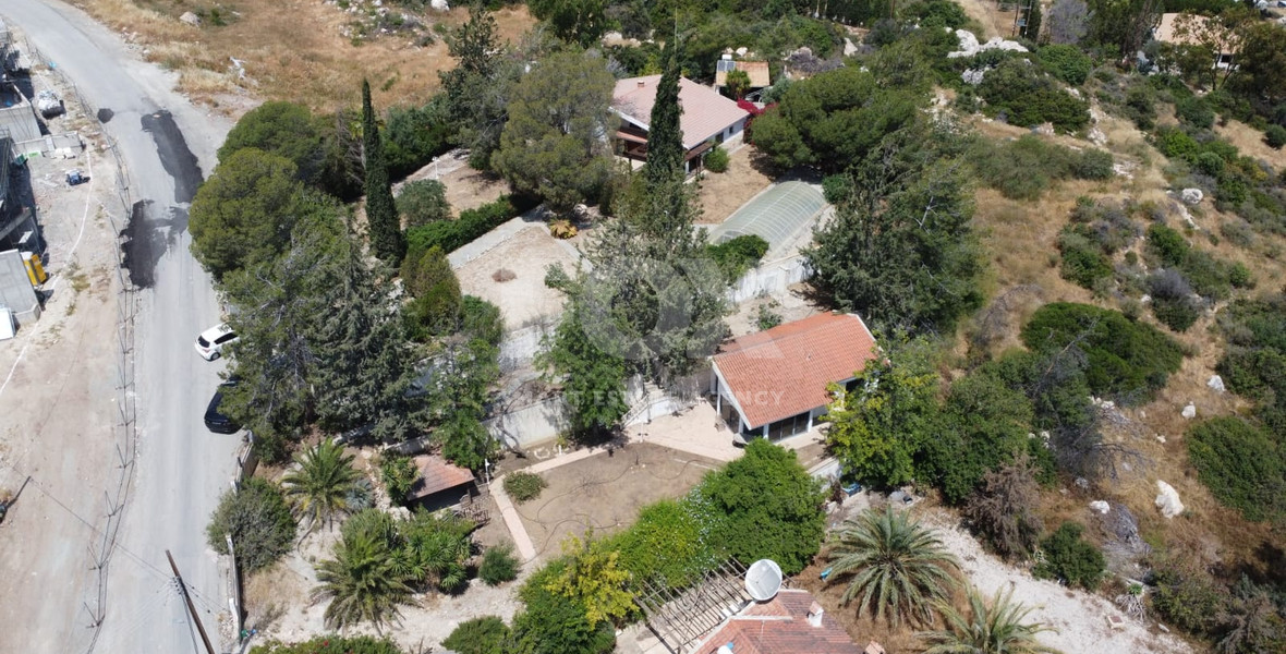 Exquisite Estate with 3,000m² of Land, Guest House & Mountain Views: A Hidden Oasis with Exceptional Potential