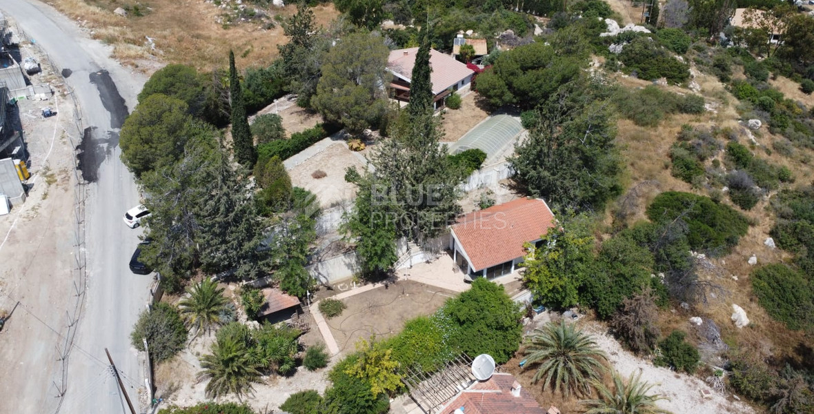 Exquisite Estate with 3,000m² of Land, Guest House & Mountain Views: A Hidden Oasis with Exceptional Potential