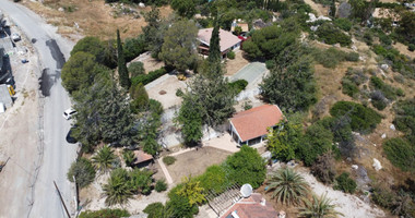 Exquisite Estate with 3,000m² of Land, Guest House & Mountain Views: A Hidden Oasis with Exceptional Potential