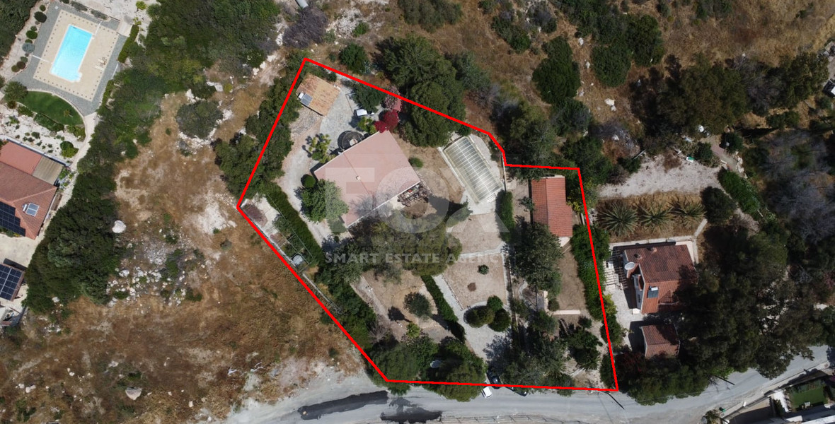 Exquisite Estate with 3,000m² of Land, Guest House & Mountain Views: A Hidden Oasis with Exceptional Potential