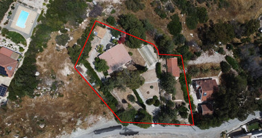Exquisite Estate with 3,000m² of Land, Guest House & Mountain Views: A Hidden Oasis with Exceptional Potential