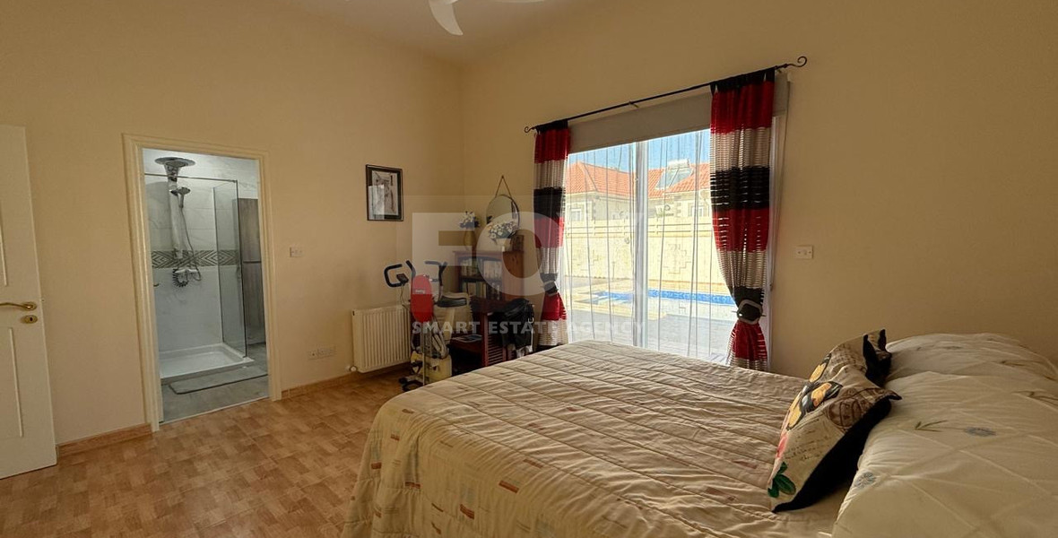 sale: Resale 3 bedroom Bungalow in excellent condition with swimming pool in the sought after location of Erimi.