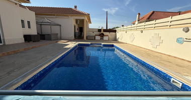 sale: Resale 3 bedroom Bungalow in excellent condition with swimming pool in the sought after location of Erimi.
