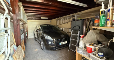 sale: Resale 3 bedroom Bungalow in excellent condition with swimming pool in the sought after location of Erimi.