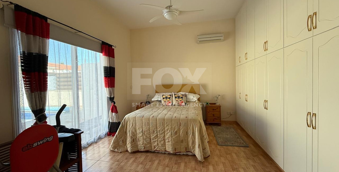 sale: Resale 3 bedroom Bungalow in excellent condition with swimming pool in the sought after location of Erimi.