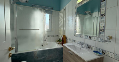 sale: Resale 3 bedroom Bungalow in excellent condition with swimming pool in the sought after location of Erimi.
