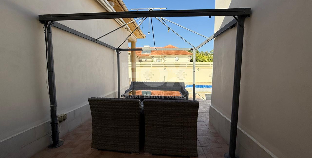 sale: Resale 3 bedroom Bungalow in excellent condition with swimming pool in the sought after location of Erimi.