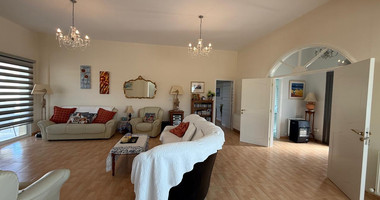 sale: Resale 3 bedroom Bungalow in excellent condition with swimming pool in the sought after location of Erimi.