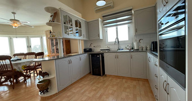 sale: Resale 3 bedroom Bungalow in excellent condition with swimming pool in the sought after location of Erimi.
