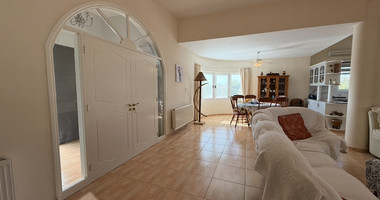 sale: Resale 3 bedroom Bungalow in excellent condition with swimming pool in the sought after location of Erimi.