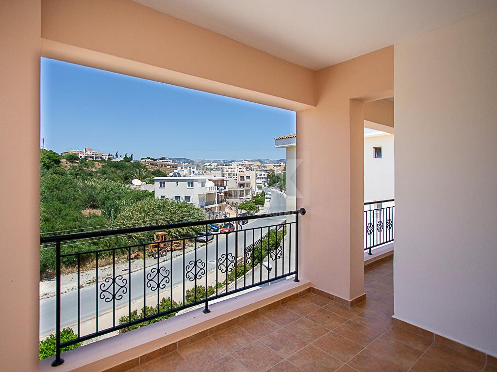 Chloraka Paphos , Two-Bedroom Apartment with Communal Pool & Title Deed for sale