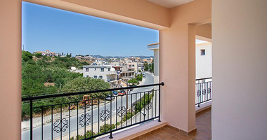 Chloraka Paphos , Two-Bedroom Apartment with Communal Pool & Title Deed for sale