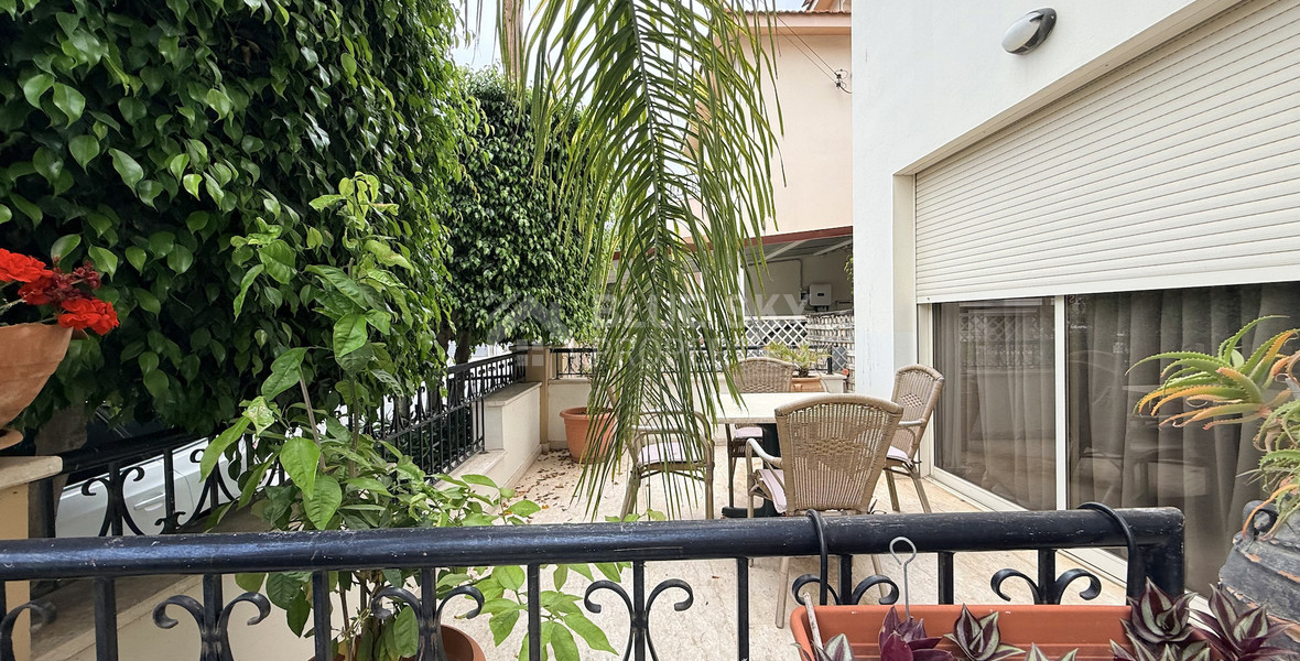 SALE: DETACHED  FOUR BEDROOM HOUSE WITH 2 BEDROOM EN SUITE  NEAR SUPERHOME MESA GEITONIA IN VERY GOOD CONDITION NO VAT.
