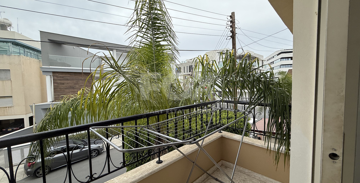 SALE: DETACHED  FOUR BEDROOM HOUSE WITH 2 BEDROOM EN SUITE  NEAR SUPERHOME MESA GEITONIA IN VERY GOOD CONDITION NO VAT.