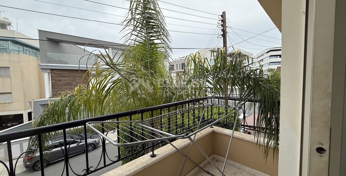 SALE: DETACHED  FOUR BEDROOM HOUSE WITH 2 BEDROOM EN SUITE  NEAR SUPERHOME MESA GEITONIA IN VERY GOOD CONDITION NO VAT.