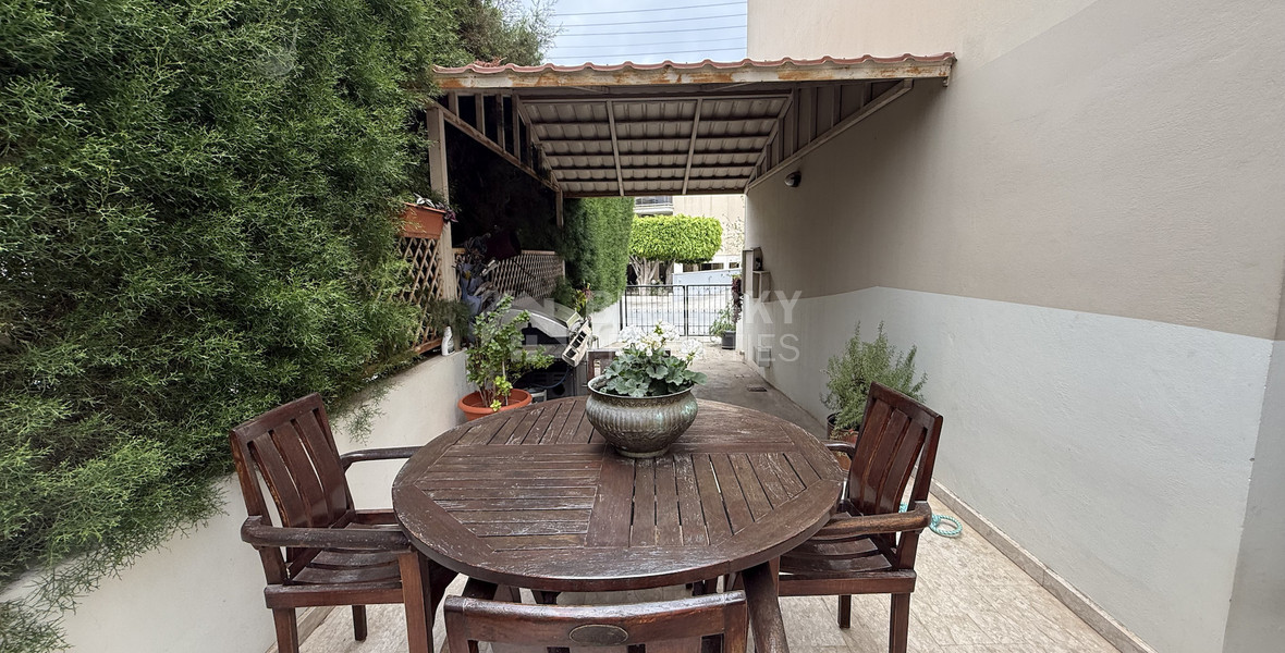 SALE: DETACHED  FOUR BEDROOM HOUSE WITH 2 BEDROOM EN SUITE  NEAR SUPERHOME MESA GEITONIA IN VERY GOOD CONDITION NO VAT.