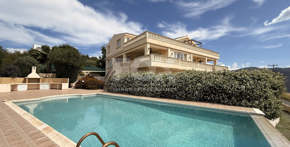 SALE: OUTSTANDING 5 BEDROOM ALL EN SUITE VILLA WITH PANORAMIC VIEWS OF THE DAM IN A PEACEFUL AND TRANQUIL SETTING- SEPARATE MAIDS AREA.