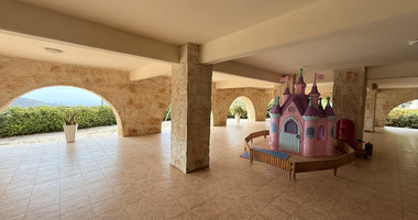 SALE: OUTSTANDING 5 BEDROOM ALL EN SUITE VILLA WITH PANORAMIC VIEWS OF THE DAM IN A PEACEFUL AND TRANQUIL SETTING- SEPARATE MAIDS AREA.