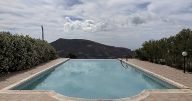 SALE: OUTSTANDING 5 BEDROOM ALL EN SUITE VILLA WITH PANORAMIC VIEWS OF THE DAM IN A PEACEFUL AND TRANQUIL SETTING- SEPARATE MAIDS AREA.