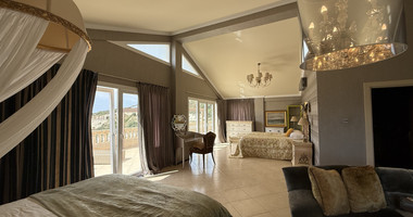 SALE: OUTSTANDING 5 BEDROOM ALL EN SUITE VILLA WITH PANORAMIC VIEWS OF THE DAM IN A PEACEFUL AND TRANQUIL SETTING- SEPARATE MAIDS AREA.