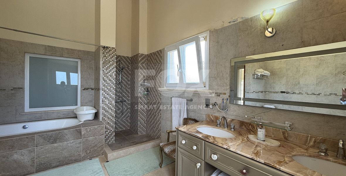 SALE: OUTSTANDING 5 BEDROOM ALL EN SUITE VILLA WITH PANORAMIC VIEWS OF THE DAM IN A PEACEFUL AND TRANQUIL SETTING- SEPARATE MAIDS AREA.