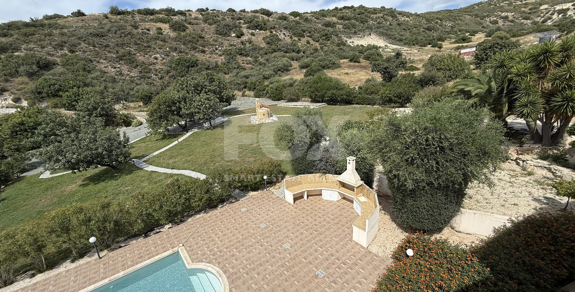 SALE: OUTSTANDING 5 BEDROOM ALL EN SUITE VILLA WITH PANORAMIC VIEWS OF THE DAM IN A PEACEFUL AND TRANQUIL SETTING- SEPARATE MAIDS AREA.
