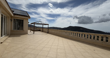 SALE: OUTSTANDING 5 BEDROOM ALL EN SUITE VILLA WITH PANORAMIC VIEWS OF THE DAM IN A PEACEFUL AND TRANQUIL SETTING- SEPARATE MAIDS AREA.