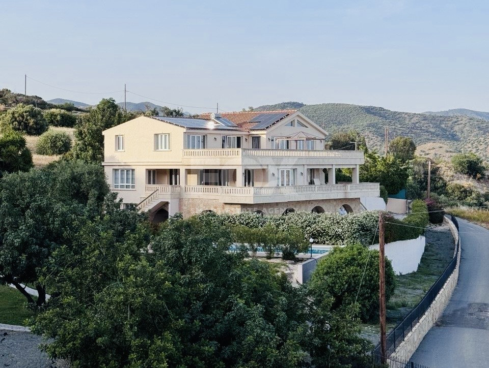 SALE: OUTSTANDING 5 BEDROOM ALL EN SUITE VILLA WITH PANORAMIC VIEWS OF THE DAM IN A PEACEFUL AND TRANQUIL SETTING- SEPARATE MAIDS AREA.