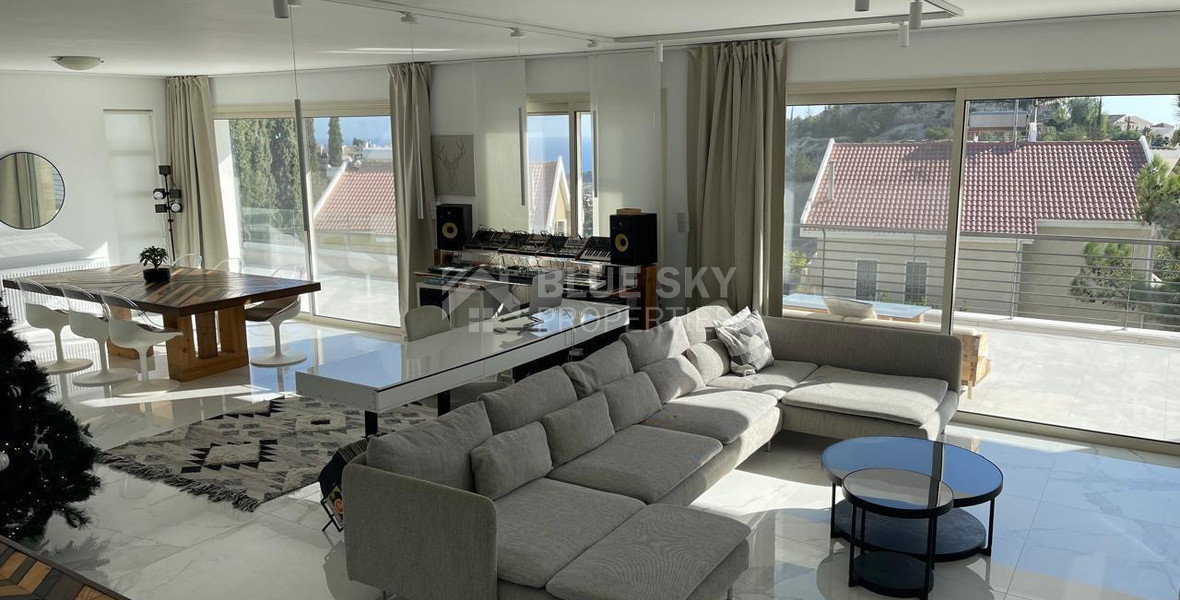 Rent: New furnished 4 bedroom villa with extra attic- sea views