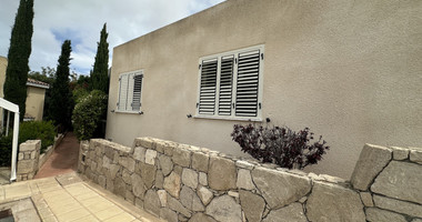 Three bedroom Detached Bungalow in Chloraka , Paphos
