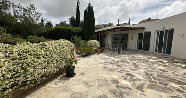 Three bedroom Detached Bungalow in Chloraka , Paphos