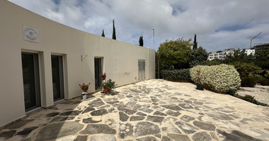 Three bedroom Detached Bungalow in Chloraka , Paphos