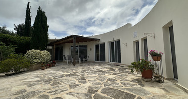 Three bedroom Detached Bungalow in Chloraka , Paphos