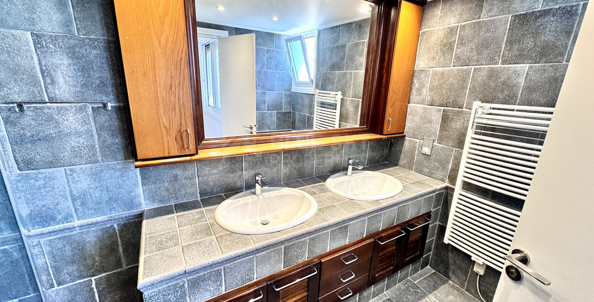 Spacious Three Bedroom Apartment Plus Office In Neapoli For Rent