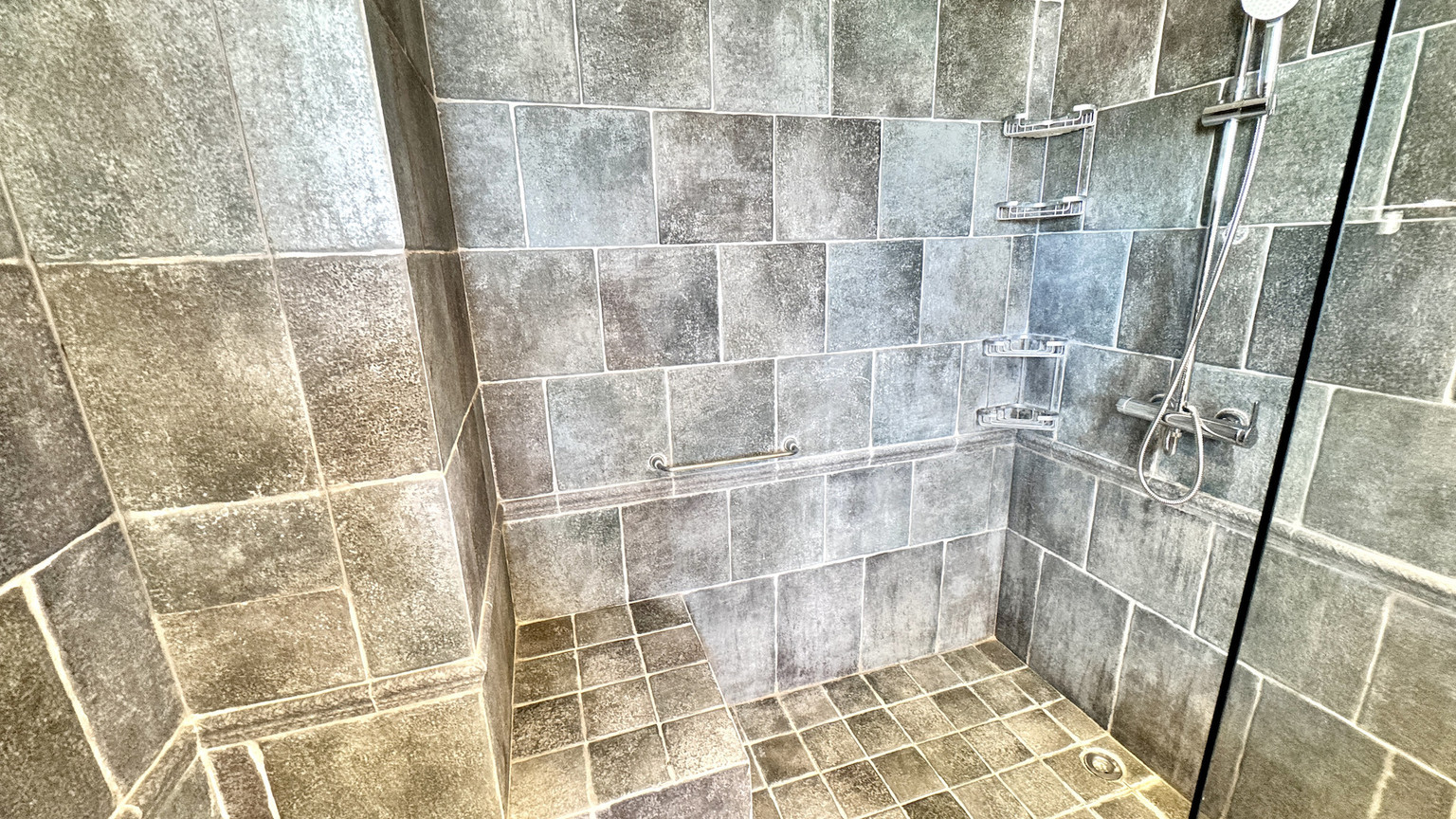 Spacious Three Bedroom Apartment Plus Office In Neapoli For Rent