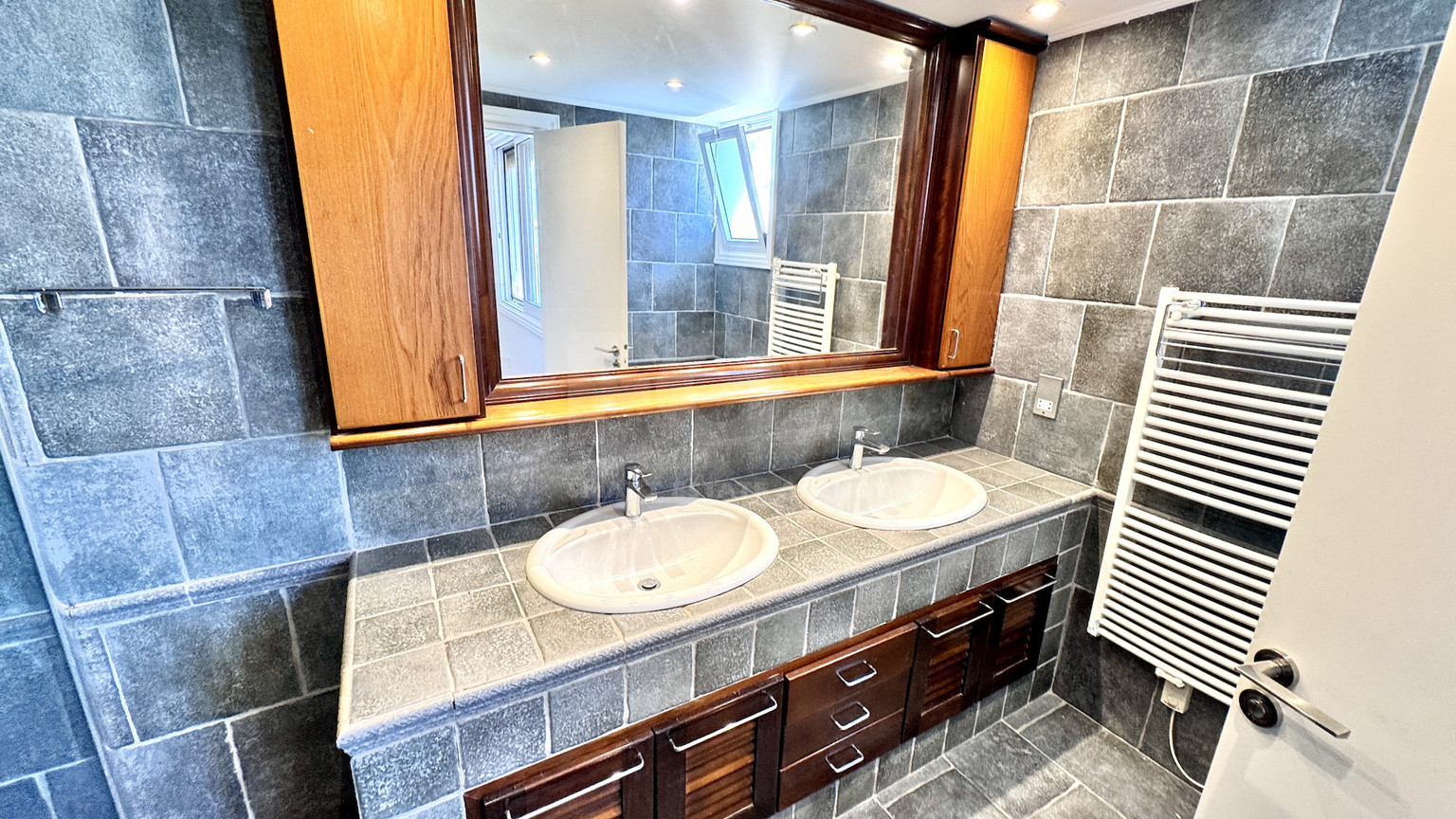 Spacious Three Bedroom Apartment Plus Office In Neapoli For Rent