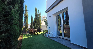 Luxury Seven-Bedroom Semi-Detached House for Rent in Ypsonas