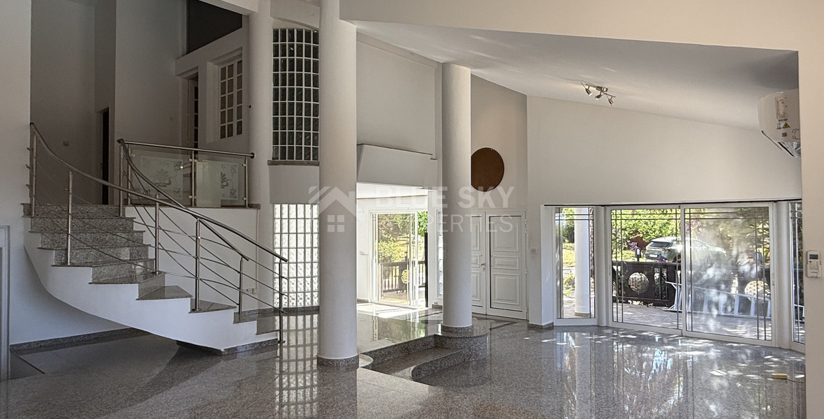 RENT: Versatile Residential or Commercial Property with Extensive Grounds in Kato Polemidia with easy access to all arteries of Limassol.