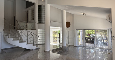 RENT: Versatile Residential or Commercial Property with Extensive Grounds in Kato Polemidia with easy access to all arteries of Limassol.