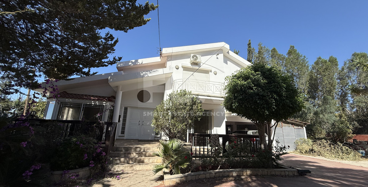RENT: Versatile Residential or Commercial Property with Extensive Grounds in Kato Polemidia with easy access to all arteries of Limassol.