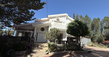 RENT: Versatile Residential or Commercial Property with Extensive Grounds in Kato Polemidia with easy access to all arteries of Limassol.