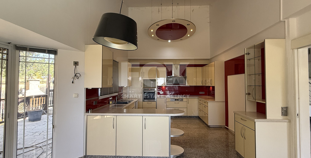 RENT: Versatile Residential or Commercial Property with Extensive Grounds in Kato Polemidia with easy access to all arteries of Limassol.