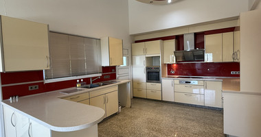 RENT: Versatile Residential or Commercial Property with Extensive Grounds in Kato Polemidia with easy access to all arteries of Limassol.