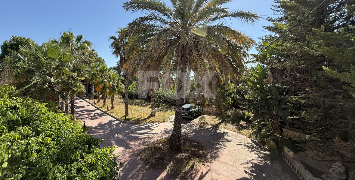 RENT: Versatile Residential or Commercial Property with Extensive Grounds in Kato Polemidia with easy access to all arteries of Limassol.