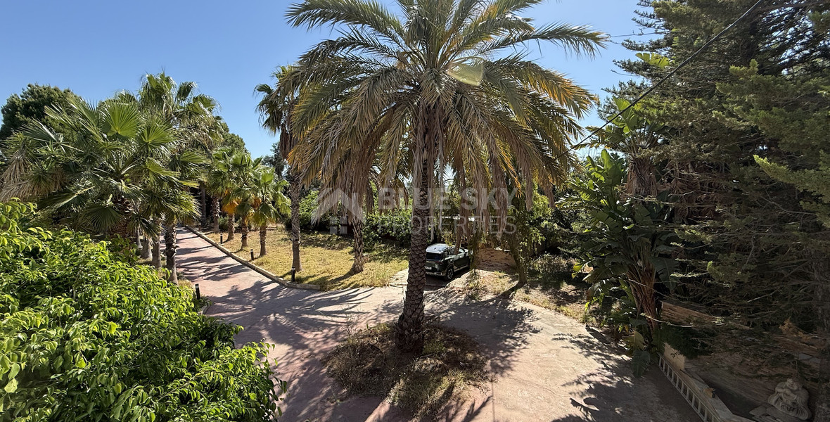 RENT: Versatile Residential or Commercial Property with Extensive Grounds in Kato Polemidia with easy access to all arteries of Limassol.
