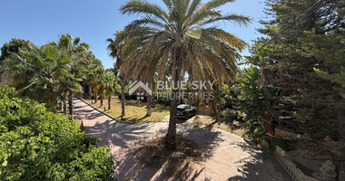 RENT: Versatile Residential or Commercial Property with Extensive Grounds in Kato Polemidia with easy access to all arteries of Limassol.