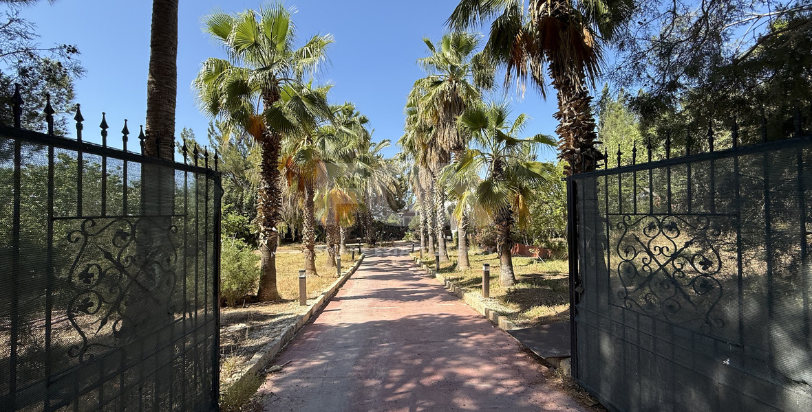 RENT: Versatile Residential or Commercial Property with Extensive Grounds in Kato Polemidia with easy access to all arteries of Limassol.