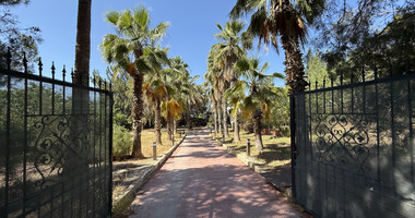 RENT: Versatile Residential or Commercial Property with Extensive Grounds in Kato Polemidia with easy access to all arteries of Limassol.